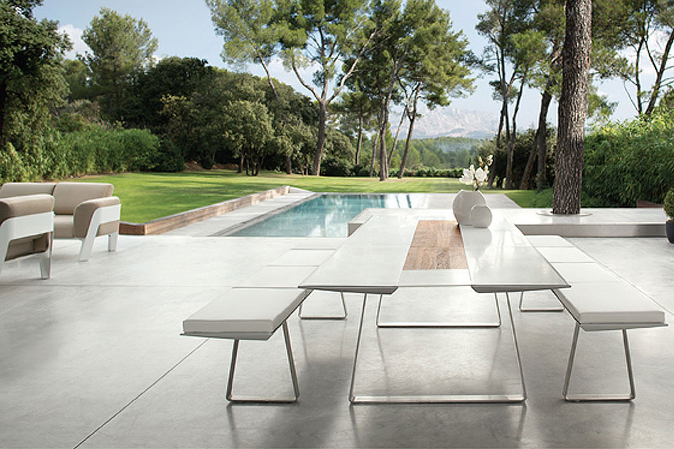EGO PARIS table bancs extrados fixe extensible en aluminium, teck, corian, hpl. Pietement inox