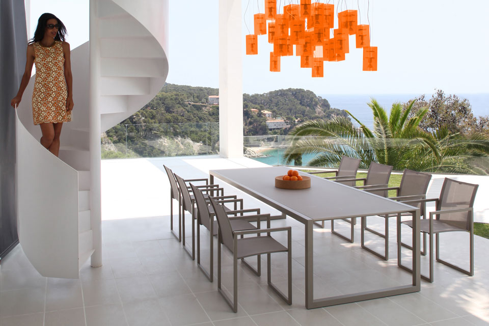 ROYAL BOTANIA Ninix Table extensible et fauteuils en inox. Plateau en verre, céramique, HPL ou Teck - 4 couleurs