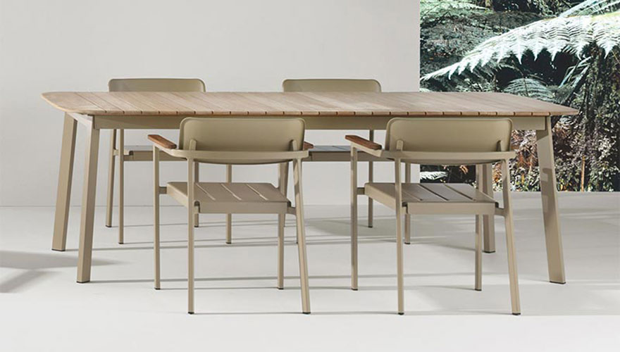 Table taupe en teck Shine