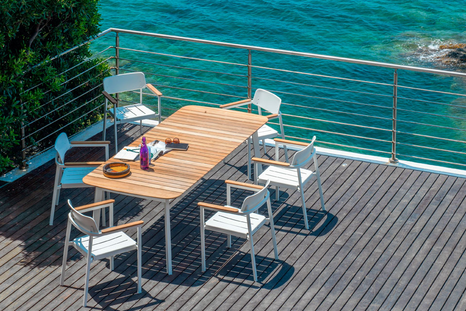 EMU Shine - table, fauteuil et chaises structure en aluminium - plateau Teck