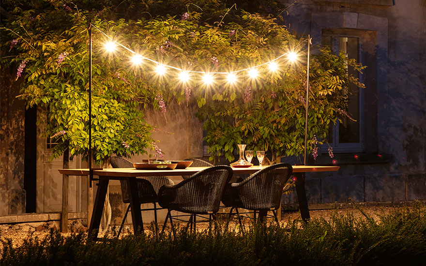 table de jardin, fauteuils et luminaire Vincent Sheppard