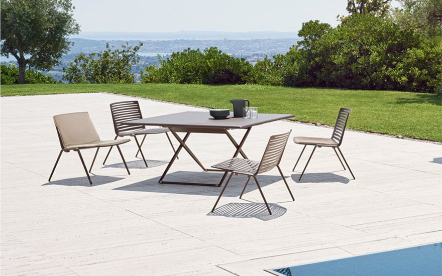 Table de jardin Up and down et fauteuils zebra Fast